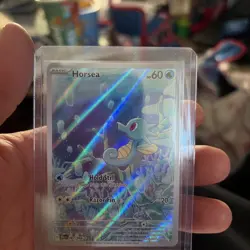 Horsea 067/064 Sv: Shrouded Fable Holo Illustration Rare Pokemon TCG NM - Image 1