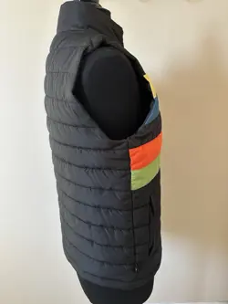 Magic The Gathering MTG Black Puffer Vest with rainbow stripes and logo sz S - Image 3