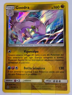 Goodra ® Guardiani Nascenti 96/145 ® Rara Holo Foil ® Pokemon ® Italiano ® Good+ - Image 1