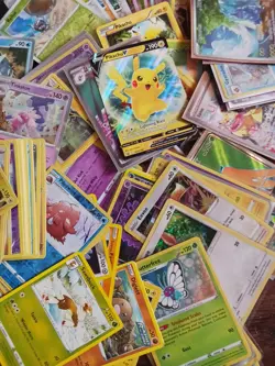 Bag Of +100 Pokemon Cards - Image 1