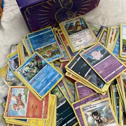 Approx 500x POKEMON TCG Mixed SCARLET & VIOLET Era Cards Inc Holos (2) - Image 1