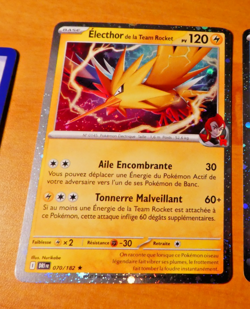 POKEMON CARD CARTE PROMO COSMO HOLO ELECTHOR 070/182 MINT 2025 - Image 1