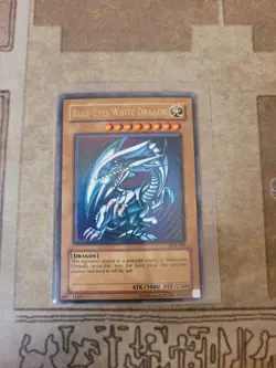 YUGIOH BLUE-EYES WHITE DRAGON SDK-001 ULTRA UNLIMITED ED NM/VLP VER. 2 - Image 1