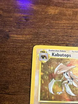 Pokemon TCG Kabutops Holo Rare Unlimited 9/62 Fossil Vintage DAMAGED - Image 2