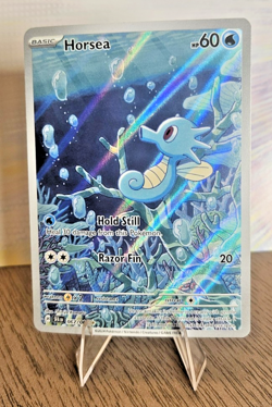 Horsea 067/064 Illustration Rare Pokemon Sv: Shrouded Fable Holo - Image 1