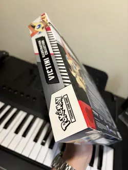 Pokemon TCG - Victini Illustration Collection Box - Black Bolt/White Flare - New - Image 3