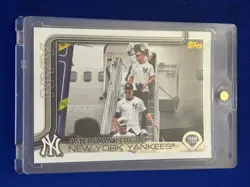 ⚾ 2025 Topps Baseball Golden Mirror Image Variation #123 New York YANKEES Team ⚾ - Image 1