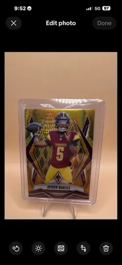 2025 Panini Phoenix - Jayden Daniels #8 Gold /10 - Image 1