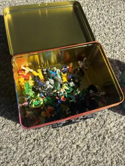 Pokemon TCG Sun & Moon Collectors Tin Metal Chest Lunchbox 2017 + Figurines lot - Image 1