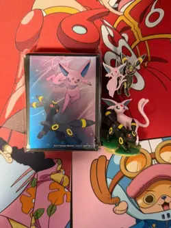 Pokemon TCG - Prismatic Evolutions Figure Collection Sleeves, Pin and Figurine - Image 1