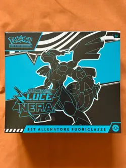 Pokemon Scarlatto e Violetto Luce Nera Etb Set Allenatore Fuoriclasse Italiano - Image 1