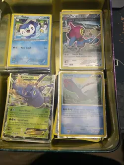 Pokemon Lunch box with a lot of random cards - Image 1