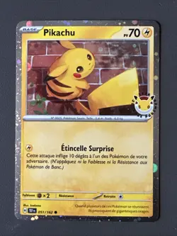 Carte Pokemon PIKACHU - Cosmos stamp "journee pokemon" 2026 - TEF 051/162 - Neuf - Image 1