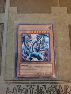 YUGIOH BLUE-EYES WHITE DRAGON DL09-EN001 RARE UNLIMITED ED NM SILVER DUELIST - Image 1