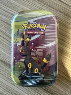 Pokemon TCG | Scarlet & Violet | Prismatic Evolutions Mini Tin – Umbreon - Image 1