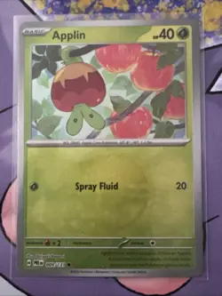 Applin 009/131 (Poke ball Reverse Holo) SV Prismatic Evolutions Pokemon - NM - Image 1