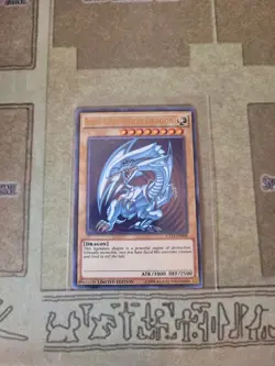 YUGIOH BLUE-EYES WHITE DRAGON CT13-EN008 ULTRA LIMITED ED VER. 2 - Image 1