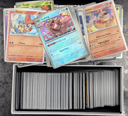 520+ POKEMON CARD ETB STORAGE BOX - MODERN SETS BULK CARDS - MINT/NEAR MINT - Image 1