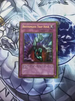 (UU) YuGiOh Bottomless Trap Hole GLD2-EN045 Gold Rare Limited Edition LP - Image 1
