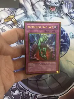(UU) YuGiOh Bottomless Trap Hole GLD2-EN045 Gold Rare Limited Edition LP - Image 5