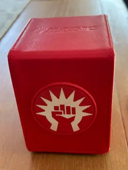 Magic The Gathering - Guilds of Ravnica Alcove Flip Deck Box (Boros) - MTG - Image 1