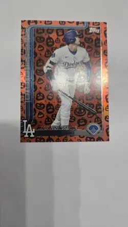 Shohei Ohtani Nod and Smile 2025 Topps Update Holiday Jack O’Lantern #US84 - Image 1
