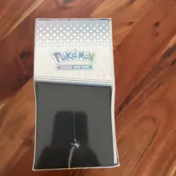 Pokemon TCG Prismatic Evolutions Elite Trainer Box ETB Englisch NEU/OVP - Image 2