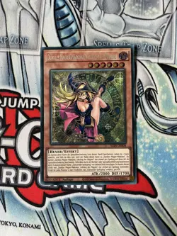 Dunkles Magier-Madchen, Lehrling des Magiers - ALIN-DE004 - Secret Rare - NM - Image 1