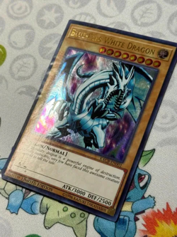 Blue-Eyes White Dragon - KACB-EN001 - Ultra Rare (DMG) - Yugioh - Image 2