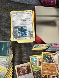 Pokemon Card Lot - 750 Authentic Pokemon Cards with 75 Holo/Rares + MewTwo Tin - Image 4
