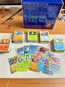 Pokemon Karten TCG Sammlung 50 Karten mit Reverse + Holo Rare - Englisch NM - Image 1