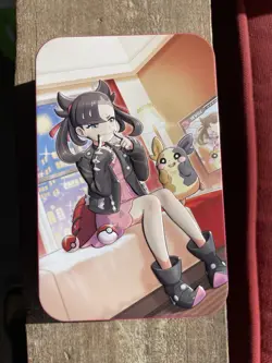 Pokemon TCG Marnie Tin Chinese Exclusive With Sleeves And Sealed Promo. - Image 1