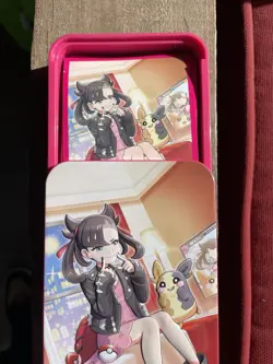 Pokemon TCG Marnie Tin Chinese Exclusive With Sleeves And Sealed Promo. - Image 3