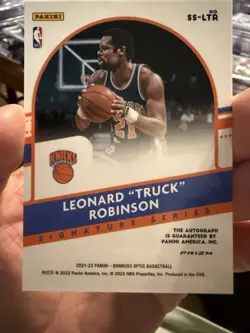 LEONARD ROBINSON 2021/22 DONRUSS OPTIC GREEN SHOCK SIGNATURE SERIES AUTO SS-LTR - Image 2