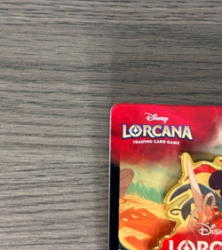 Disney Lorcana Promo *MICKEY MOUSE-BRAVE LITTLE TAILOR PIN BADGE* Unused/Sealed - Image 4