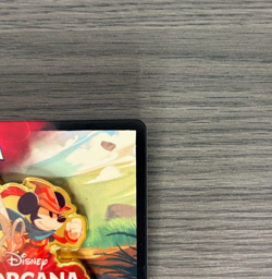 Disney Lorcana Promo *MICKEY MOUSE-BRAVE LITTLE TAILOR PIN BADGE* Unused/Sealed - Image 5