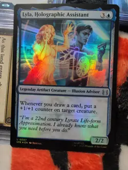 MTG Marvel's Spider-Man: Eternal-Legal (SPE) - Lyla, Holographic Assistant Foil - Image 1
