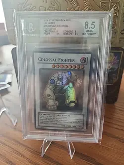 BGS 8.5 NM-MT+ Colossal Fighter (SR) 5DS1-EN043 5d's 2008 Starter Deck - Image 1