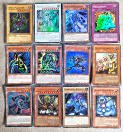 Yugioh - Lotto 12x Dark Magician/Blue eyes white dragon/Goblin/Silent Sworsman - Image 1