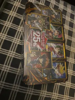 Konami Yu-Gi-Oh! 25th Anniversary Tin: Dueling Heroes - 3 Packs 83717861126 - Image 1
