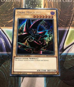 *** DARK MAGICIAN *** HOLOGRAPHIC SECRET RARE ARKANA ALTERNATE ART YUGIOH! - Image 1