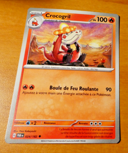 POKEMON FRANCAISE CARD CARTE CROCOGRIL 024/182 PAR FR NM 2023 - Image 1