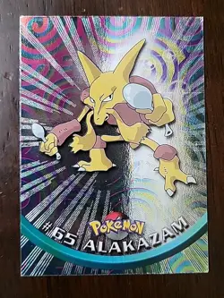 MP! RAYS HOLO Foil Alakazam #65 Topps Pokemon Series 1 BLACK label - Image 1