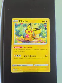 Carte Pokemon COMMUNE Pikachu 052/196 EB11 Epee Bouclier Origine Perdue FR NEUVE - Image 1