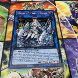 Yugioh! Maliss Q White Binder MP25-EN126 Prismatic Secret Rare 1st Ed NM - Image 1