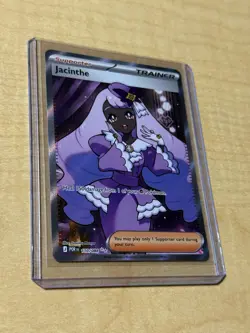 Pokemon TCG Jacinthe Trainer Full Art Holo 110/088 Protected Day1 In Ultra Pro - Image 4