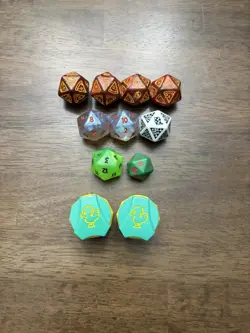 Wizards of the Coast Magic: The Gathering Spindown Multicolor D20 D4 Dice Lot 11 - Image 1