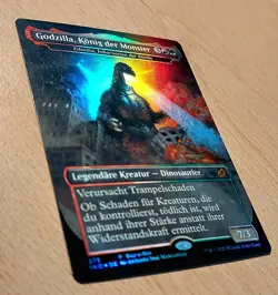 MTG Magic: FOIL Zilortha, Inkarnation der Starke, Godzilla Full Art, Dinosaurier - Image 1