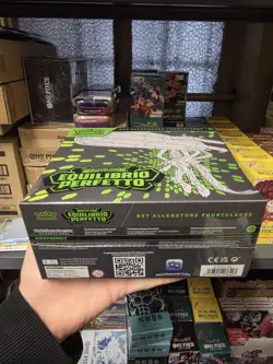 Pokemon EQUILIBRIO PERFETTO Set allenatore fuoriclasse ETB italiano sealed - Image 3