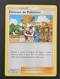 FRENCH ELEVEUSE DE POKEMON BREEDER 63/73 UC SHINING LEGENDS POKEMON NM/M 2017 - Image 1